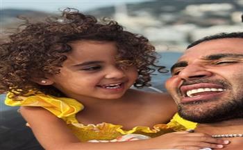 «حضنها أكبر من أي حضن».. رسالة حب من أحمد سعد لابنته في عيد ميلادها