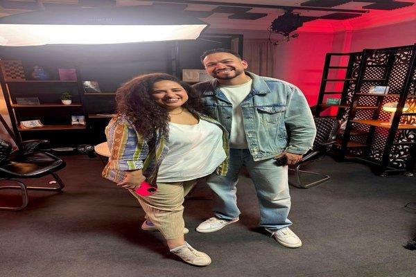 بوب كاست "منة متولي": شكلت أغاني عمرو دياب في التسعينيات علامة فارقة في الموسيقى العربية   