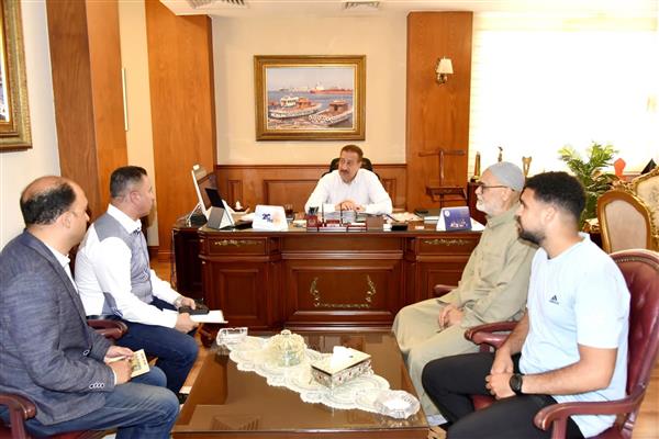 محافظ بورسعيد يستقبل عددًا من المواطنين بمكتبه ويوجه بسرعة تلبية مطالبهم 
