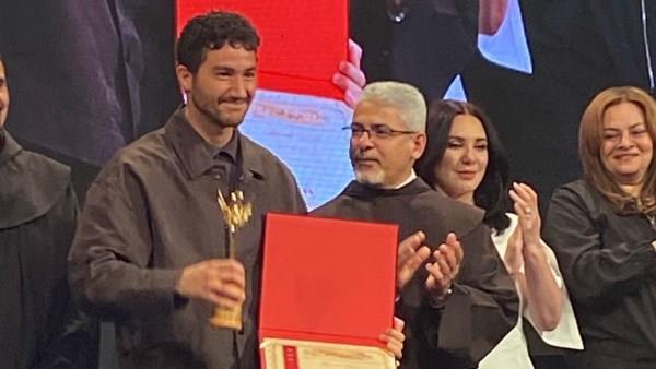 أحمد مالك يتوج بتكريم المركز الكاثوليكي عن فيلم «6 أيام» في ختام دورته الجديدة  