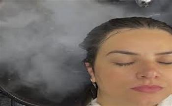 بخطوات بسيطة.. سبا منزلي يعالج تقصف الشعر وجفافه في الصيف