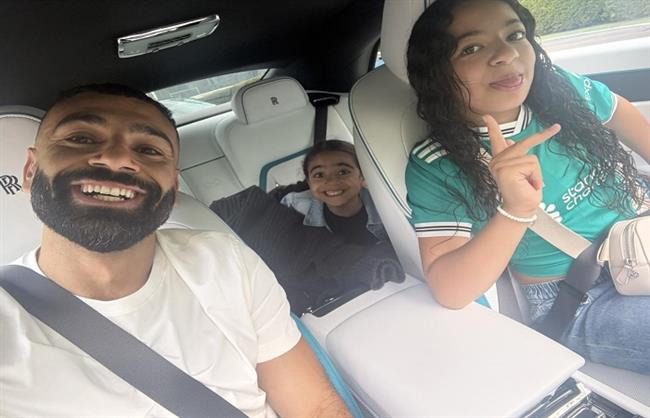 بعيدًا عن الملاعب.. محمد صلاح ينشر صور مرحة مع مكة وكيان