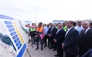 وزير النقل يتفقد تطوير طريق الصعيد الصحراوي الغربي ومحور أبو تيج بأسيوط