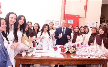 طلاب صيدلة جامعة سوهاج يبتكرون 17 منتجًا طبيعيًا علاجيًا وتجميلًا