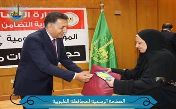  محافظ القليوبية يُسلم ملابس الإحرام وتأشيرات الحج لـ45 حاجًا وحاجة من الجمعيات الأهلية