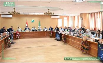 محافظ الشرقية يستقبل الأسر الأولى بالرعاية ومتحدي الإعاقة ويستجيب لعدد من مطالبهم