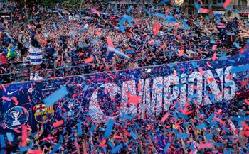 الآلاف من جماهير برشلونة يحتفلون بلقب الدوري الإسباني مع اللاعبين| صور