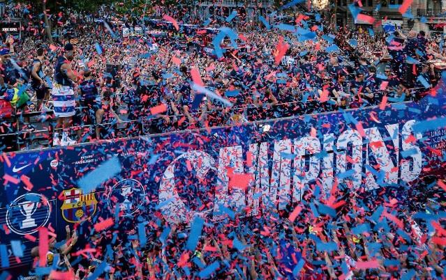 الآلاف من جماهير برشلونة يحتفلون بلقب الدوري الإسباني مع اللاعبين| صور