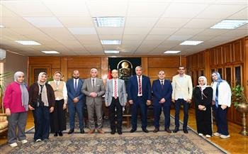 رئيس جامعة أسيوط يبحث مع البنك الأهلي المصري تعزيز خدمات الشمول المالي وتفعيل كروت الطلاب الائتمانية