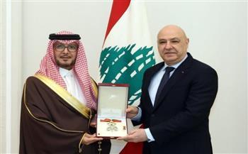 الرئيس عون يؤكد عمق العلاقات اللبنانية ـ السعودية ويمنح السفير وسام الأرز الوطني