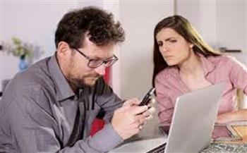 الغيرة الرقمية.. هل متابعة الشريك على السوشيال ميديا تهدد العلاقة العاطفية؟| خاص     
