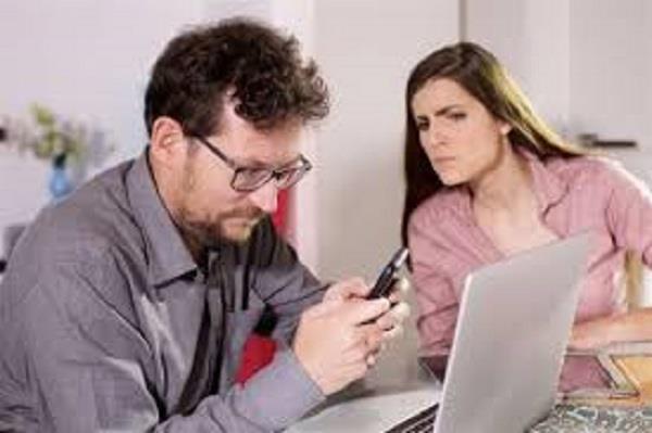 الغيرة الرقمية.. هل متابعة الشريك على السوشيال ميديا تهدد العلاقة العاطفية؟| خاص     