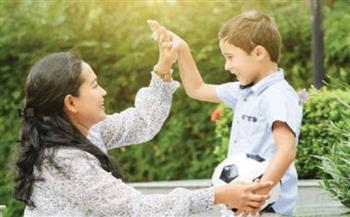 5 أشياء يحتاجها طفلك أكثر من الثناء.. منها الأمان العاطفي