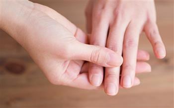 علامات بالأظافر تكشف عن مشكلات صحية
