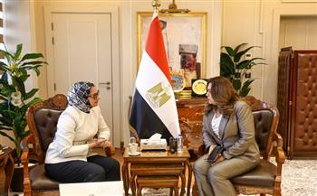 وزيرة التنمية المحلية والبيئة تتابع مع محافظ الوادي الجديد دعم المشروعات التنموية وجهود إزالة التعديات