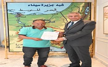 محافظ جنوب سيناء يسلم عقود تقنين أراضٍ لمواطنين بشرم الشيخ