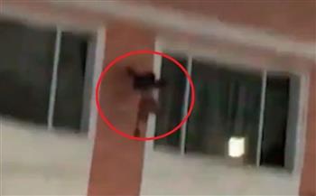  على طريقة الأفلام.. إنقاذ رضيع سقط من الطابق الثالث بمعجزة (فيديو)
