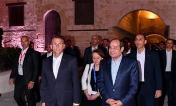 «ماكرون» فى شوارع الإسكندرية..  مشاهد عفوية وسط المصريين شغلت الإعلام الغربى