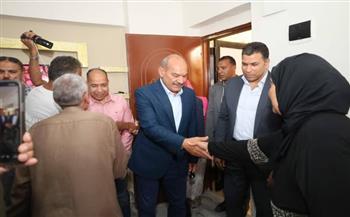 محافظ السويس يزور أسر منطقة ابو عارف للاطمئنان على استقرارهم في مساكنهم البديلة بمدينتي مبارك والشهداء 