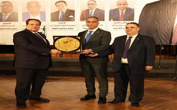 محافظ الجيزة يشهد احتفالية الاتحاد المحلي لعمال الجيزة لتكريم 300 عامل من الشركات والهيئات والقطاع الخاص