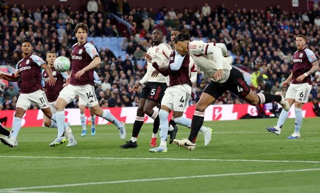 الدوري الإنجليزي.. ليفربول يسجل هدف التعادل في مرمى أستون فيلا  