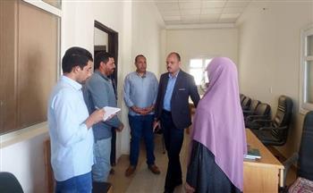 نائب محافظ الوادي الجديد يتابع انتظام معدلات الأداء والانضباط الخدمي بمركزي الداخلة والفرافرة