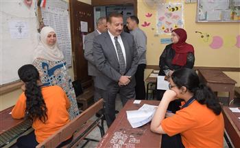 محافظ بورسعيد يتفقد امتحانات شهادات النقل الابتدائي والإعدادي بعدد من مدارس المحافظة 