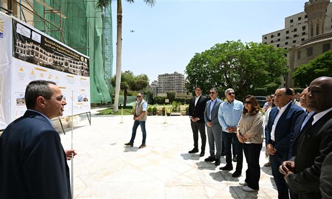 رئيس الوزراء يتفقد مشروع رفع كفاءة الواجهات الخارجية والموقع العام لقصر التحرير
