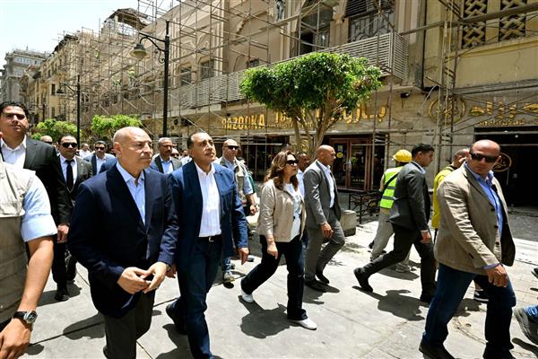 رئيس الوزراء يتفقد مشروع تحسين الصورة البصرية للميادين والشوارع الرئيسية بمنطقة "وسط البلد" 