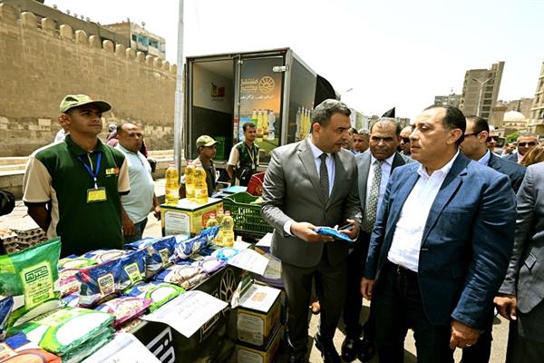 رئيس الوزراء يتفقد معرض "أهلًا بالعيد" بمنطقة الجمالية 