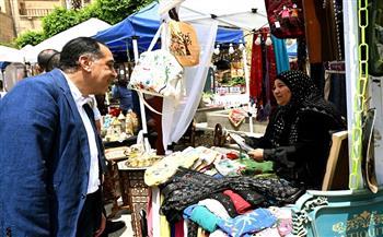 رئيس الوزراء يتفقد معرض الحرف التراثية بشارع المعز 