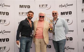 حسين فهمي يتسلم جائزة شخصية العام السينمائية العربية في مهرجان "كان"
