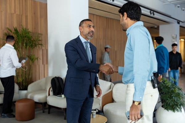 “خطوتين لورا” يعود بموسمه الرابع ويستضيف أبرز رجال الأعمال في حلقة جديدة مؤثرة  