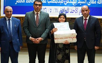 وزير العمل يسلم ماكينات تفصيل وخياطة لخريجات التدريب المهني بالأقصر لدعم المشروعات الصغيرة