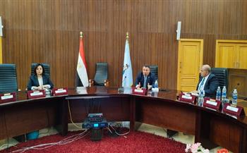 نائب محافظ البحر الأحمر والسكرتير العام يبحثان آليات تسريع ملفات التصالح والتقنين وتراخيص المحال