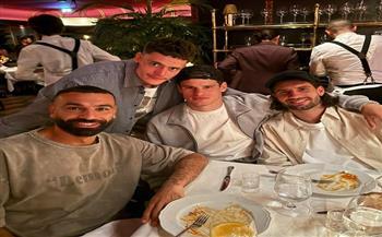 وداع ليفربول.. محمد صلاح يتناول الطعام مع أصدقاءه قبل الرحيل عن أنفيلد