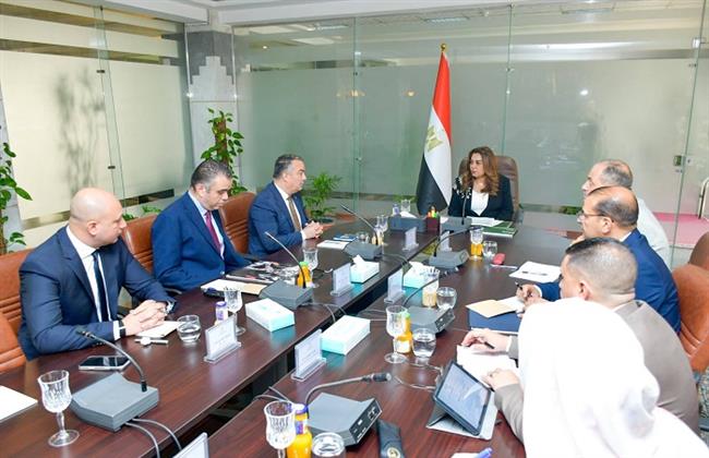 وزيرة التنمية المحلية والبيئة تبحث تطوير وحوكمة منظومة النقل الجماعي لسيارات الميكروباص والسيرفيس بالمحافظات