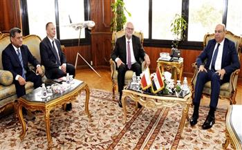 وزير الطيران المدني يبحث مع سفير بولندا سبل تعزيز الحركة الجوية والسياحية