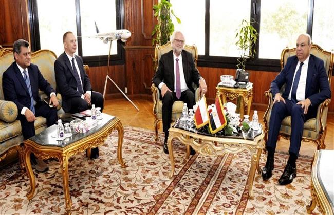 وزير الطيران المدني يبحث مع سفير بولندا سبل تعزيز الحركة الجوية والسياحية
