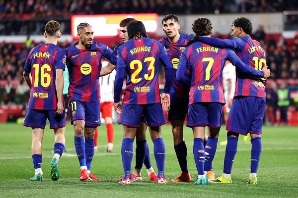 لاعب وسط برشلونة يخضع لعملية جراحية بعد إصابته بكسر في القدم