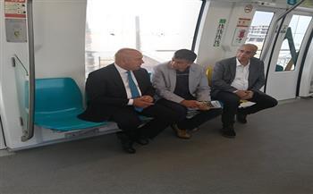 وزير النقل يستقل المونوريل من القاهرة الجديدة إلى العاصمة الإدارية للتوجه إلى مقر عمله 