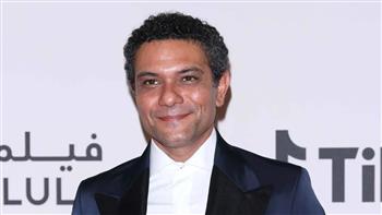 آسر ياسين وزوجته يفاجئان عروسين..تفاصيل