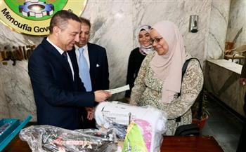 محافظ المنوفية يسلم ماكينات خياطة وشنط مهمات كهربائية وبونات مواد غذائية لأوائل خريجي برنامج التدريب المهني 