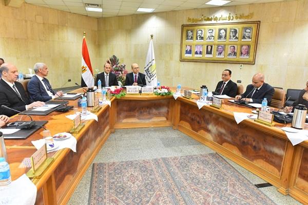 محافظ أسيوط يشهد اجتماع مجلس جامعة أسيوط ويؤكد: الجامعة شريك رئيسي في تنفيذ خطط التنمية بالمحافظة 