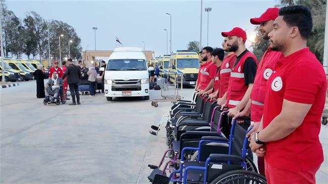 الهلال الأحمر المصرى يستقبل الدفعة 42 من المصابين الفلسطينيين