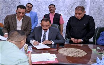 محافظ سوهاج يبحث شكاوى وطلبات المواطنين خلال اللقاء الجماهيري الأسبوعي