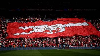 جماهير أرسنال يحتفلون بلقب الدوري الإنجليزي أمام ملعب الإمارات