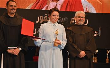 ريهام عبد الغفور بعد تكريمها  من  " الكاثوليكى ": أهدي الجائزة  لوالدي