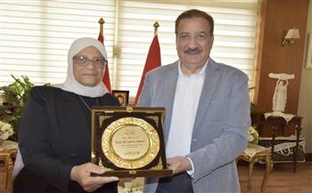 محافظ بورسعيد يكرم أسرة الشهيد "محمود أبو جمرة"