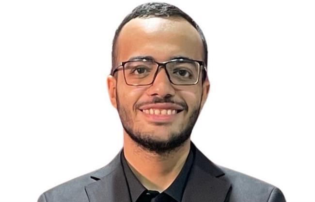 رئيس جامعة القاهرة يهنئ طالب الهندسة محمد ياسر لفوزه بالميدالية الذهبية في جائزة تشارلز ماين للقيادة